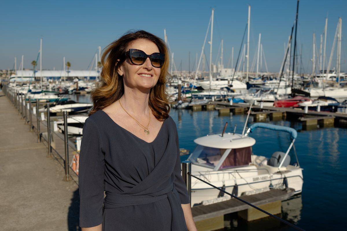 Beile Grünbaum smiler i solen ved lystbådehavnen i Cascais
